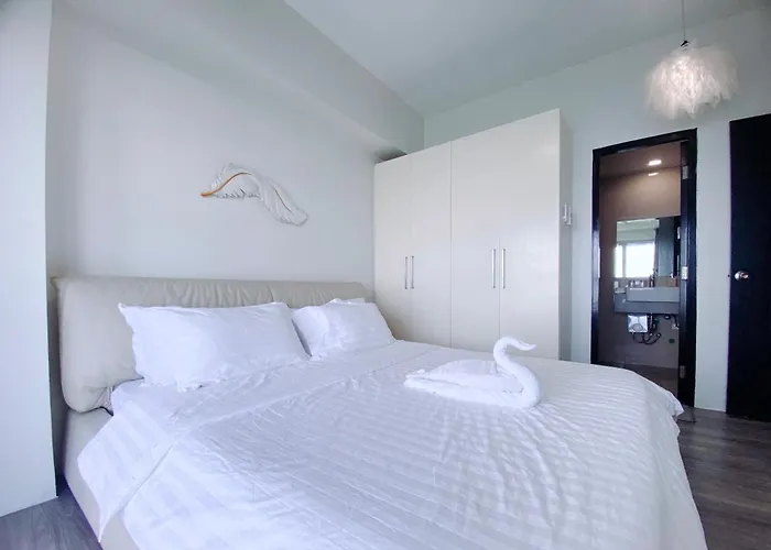 Luxurious Modern 2 Bedrooms Facing Bay Sunset, Airports, Okada, Solaire, Moa With Free Parking Apartment